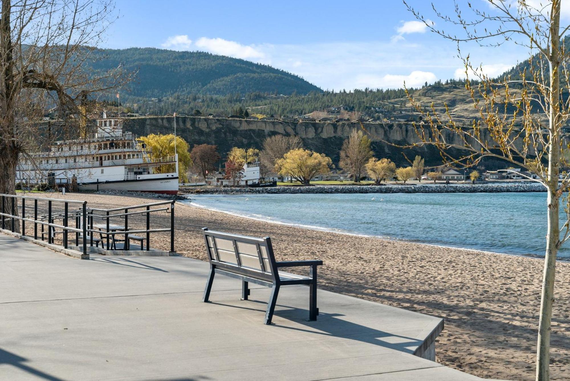 Okanagan Lakefront Resort ペンティクトン エクステリア 写真